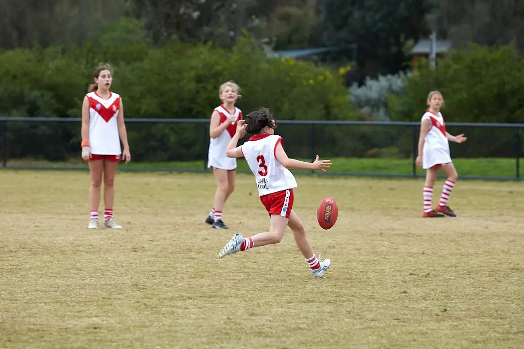 Girls game play bloods hero action kicking